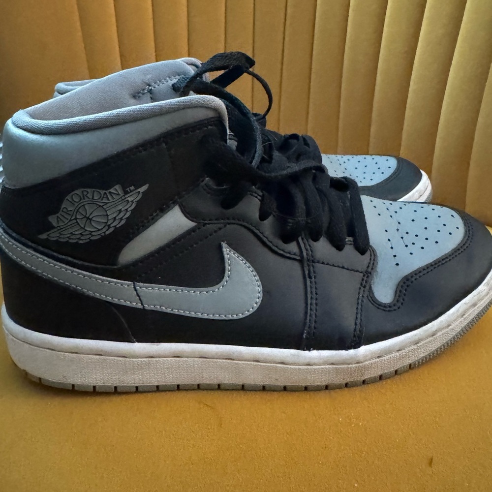 Women’s Air Jordan Black and Gray High-Top Sneakers sz 7.5